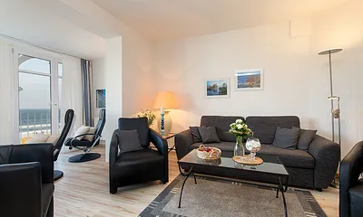 ... Meerblick aus bodentiefen Fenstern.