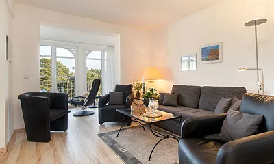 Es handelt sich um eine Nichtraucherwohnung. Raucher können gern den überdachten, sonnenseitigen Laubengang/Gemeinschaftsbalkon nutzen. 