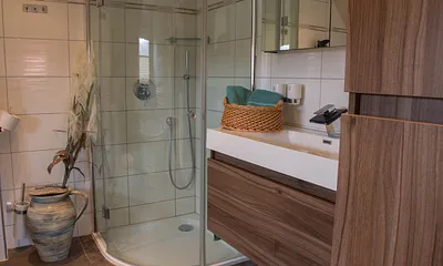 Bad mit Regendusche und Eckbadewanne