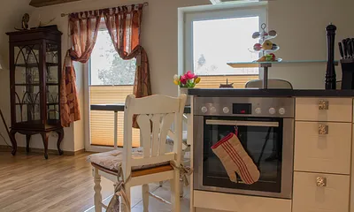 Küchenbereich mit Essecke und Zutritt zum Balkon