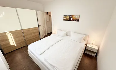 Schlafzimmer mit Doppelbett und Kleiderschrank