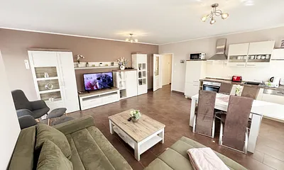 Wohnzimmer mit Essplatz und Küchenzeile