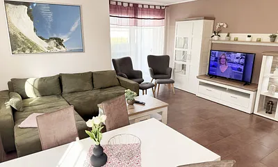 Wohnbereich mit Zugang zur Terrasse