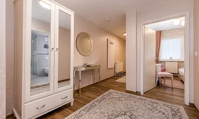 Der große Flur mit Garderobe und Kleiderschrank.