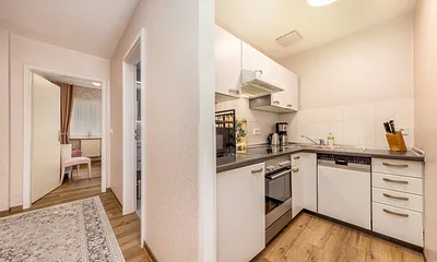 Die Küchenzeile ist komplett ausgestattet ... 