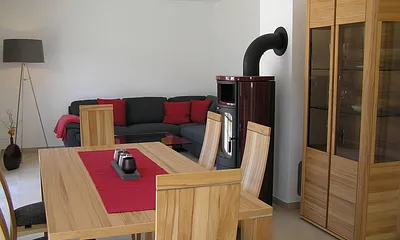 offener Wohn- und Essbereich mit Kamin