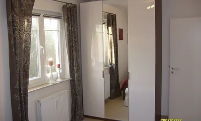 Schlafzimmer mit großem Schrank