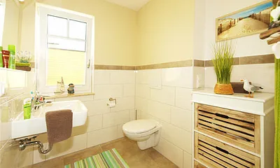 sehr schönes Duschbad mit Fenster