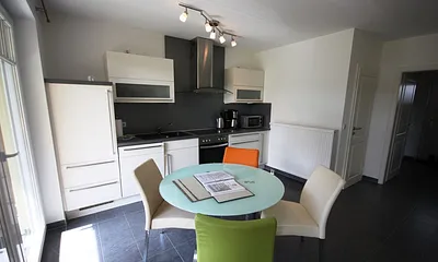 Esstisch und Küchenzeile