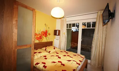 Schlafzimmer mit Doppelbett