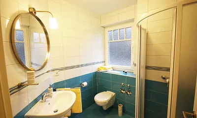 Tageslichtbad mit Dusche/WC