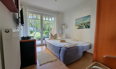 2. Schlafzimmer mit Schlafsofa und Fernseher