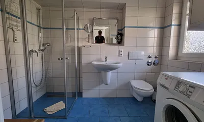 Tageslichtbad mit Dusche/WC und Waschmaschine