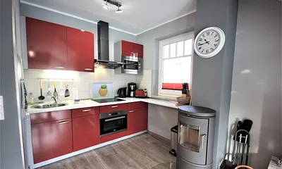 Küchenzeile und Echtholzkamin