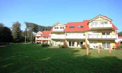 Südseite mit Balkon (rechter Balkon, mittlere Etage)