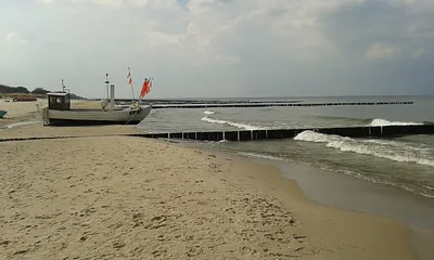 Strand an der Koserower Seebrücke