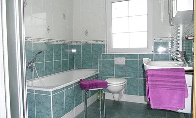 Badezimmer mit Dusche und Badewanne