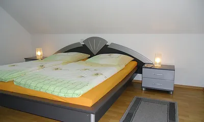 Schlafzimmer mit großem Kleiderschrank
