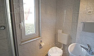 Bad mit Dusche und WC