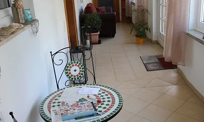 Im Eingangsbereich unseres Hauses können Sie sich auch gerne aufhalten. Hier haben wir Spiele und Bücher bereit gestellt.