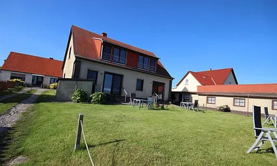 Auf unserer Terrasse im Grünen finden Sie ausreichend Sitzgelegenheiten. Sonnenschirme und Grill stehen für Sie bereit.