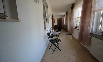 Unser Eingangsbereich mit Büchern und Sitzgelegenheit