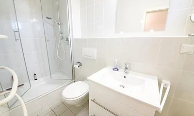 Modernes Bad mit Fenster, Dusche/WC und Handtuchheizkörper