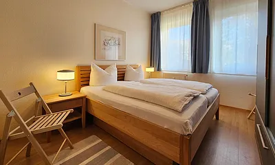 Schlafzimmer mit Doppelbett & großen Kleiderschrank