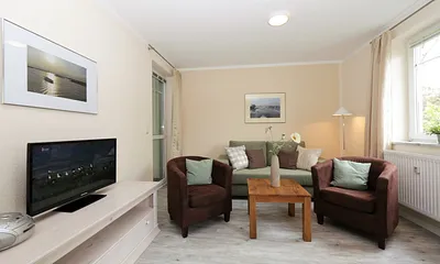 Wohnbereich mit Couch und Schlaffunktion für 1 Person