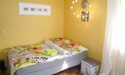 Zusätzliche Schlafmöglichkeit in einer Nische im Wohnzimmer 2m x1,4 m, hochwertig mit Matratze und Topper