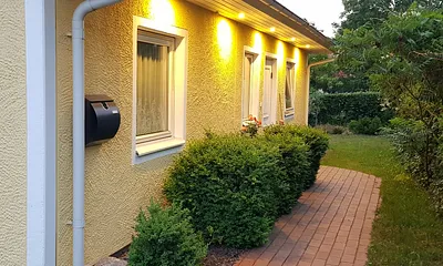 Eingang mit LED-Beleuchtung, zwei persönliche Stellplätze vor dem Haus, große Parkplätze - Parken ohne Stress