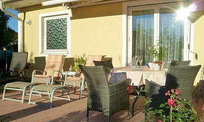 Große Sonnenterrasse mit Markise und bequemen Liegen, Sicht- und Windschutz