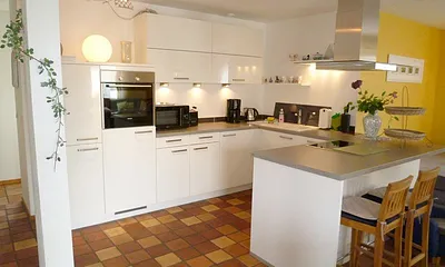 Küche mit Tresen und moderner Beleuchtung, hygienischer Traumboden  aus gesundem Cotto