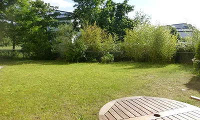 Terrassenblick.Ein Grill steht Ihnen zur Verfügung. Die Terrasse ist mit einer gepflegten Wiese umzäunt. Für Gäste die im Urlaub viel Wert auf Freiraum und Sicherheit für Ihre Klein-Kinder legen.