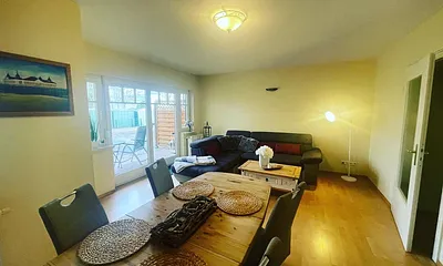 Der kombinierte Wohn- und Essbereich überzeugt mit Relaxsofa auf dem zwei weitere Personen bequem übernachten können, Flat TV, DVD Player.