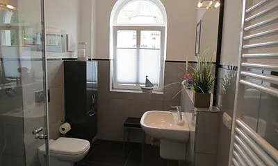 modernes Bad mit Regendusche