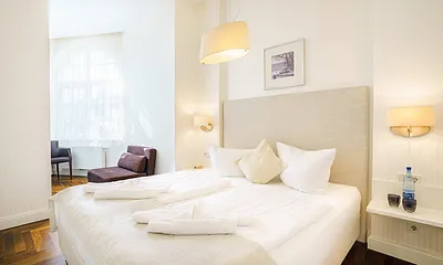 Schlafzimmer mit Doppelbett