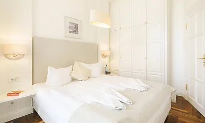 Schlafzimmer mit Doppelbett