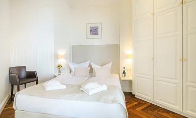 Schlafzimmer mit Doppelbett