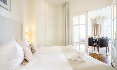 Schlafzimmer mit Doppelbett