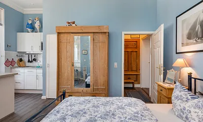 Blick zur Küchenzeile und zum Flur.