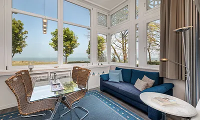 Die schöne Loggia bietet einen wunderbarem Panoramameerblick über die Binzer Bucht. Auf der Couch kann bei Bedarf für 1 Person aufgebettet werden.