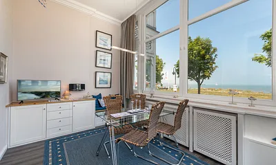 Flachbild-TV, Radio mit CD-Player und ein Eßplatz mit Meerblick sind vorhanden.