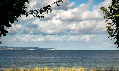 Sie haben einen wunderbaren Blick bis zu den Kreidefelsen von Saßnitz. 
