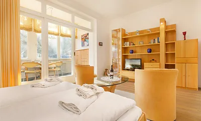 WLAN steht kostenfrei bereit. Ein Garagenparkplatz ist inklusive.