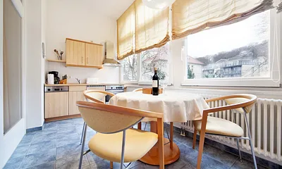 Die Küche befindet sich im geschlossenen Balkon.