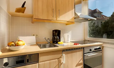 Sie ist komplett ausgestattet mit Geschirrspüler, Backofen etc.