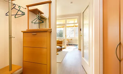 Im Flur finden Sie einen großen Kleiderschrank mit viel Stauraum für die Urlaubsgarderobe.