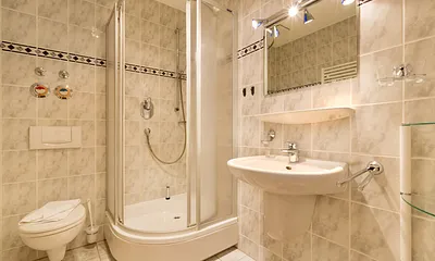 Das schöne Bad hat Dusche, WC und Fön.