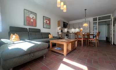 Küche mit Esstisch und Sofa